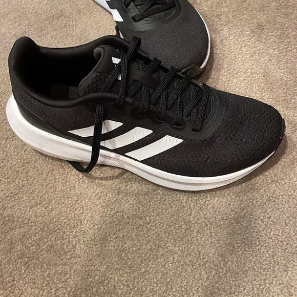 Adidas size 7 cloud foam black & white - Picture 2 of 4
